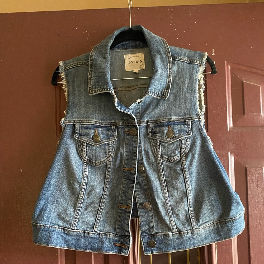 Torrid Jean Vest, say’s size 1 but it is a large